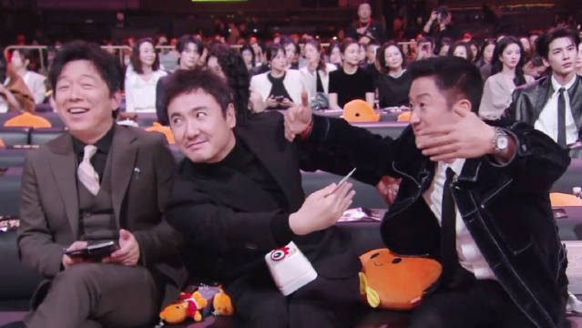 黄渤沈腾吴京微博之夜同台献艺