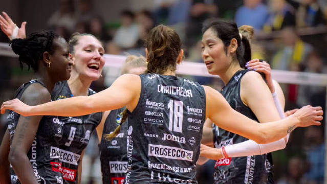 朱婷自接自扣后攻暴力！@女排朱婷ZT 大家配合晃出空网