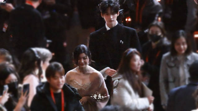 周柯宇一直紧跟在陈妍希身后