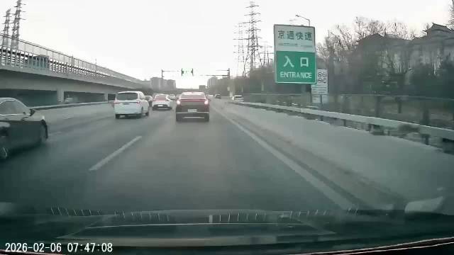 雷克萨斯变道撞上理想引发多车事故