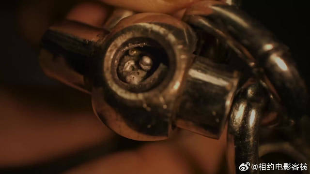 卧底警察血战列车，悍匪大姐大竟是钢琴天才