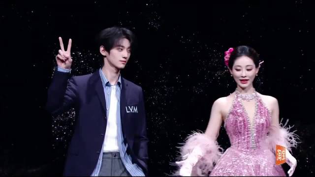 祝绪丹微博之夜簪13朵粉花造型获赞春日花仙子