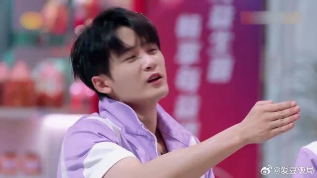 毛晓彤快准狠，直接一杯水泼向老秦，简直太绝了