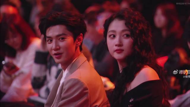 陈哲远跟关晓彤聊啥呢笑成这样