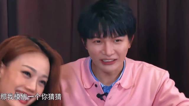 周深盛典搀扶容祖儿下台阶，细节尽显绅士风度