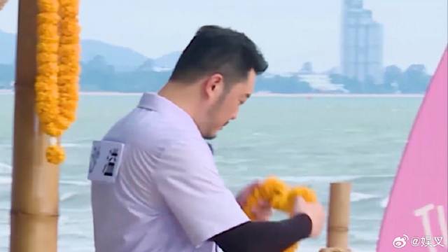 原来沙溢也是个显眼包 看见花环直接就套脖子上，太绝了！