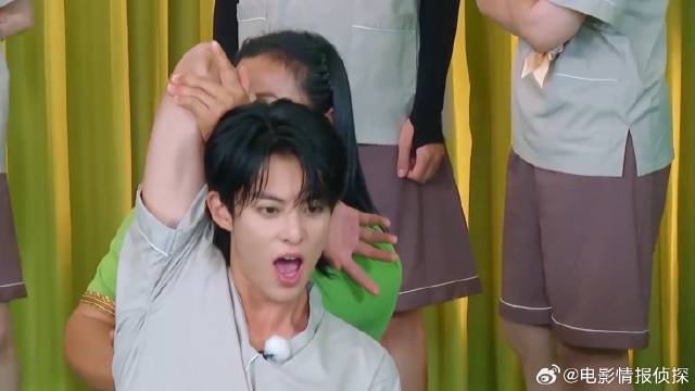 周深郑恺王鹤棣体验泰式按摩 下秒整个人都爽飞了，绝了！