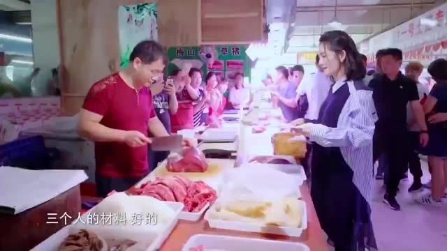 “谢娜菜市场买牛肉，老板故意多切给她，谢娜脱口而出四字，尽显高情商！”