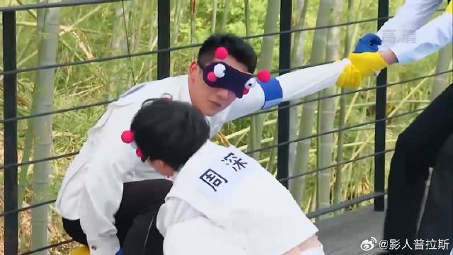 郑恺扔个凳子当诱饵 不料小丑竟是他自己，反被李晨围攻