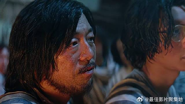 姑娘喝酒消愁，指着黄渤一顿骂，黄渤瞬间愣了神