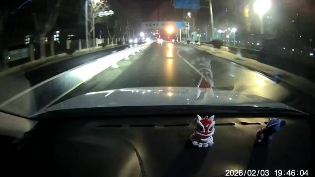 分不清顺行逆行，奔驰司机想去哪啊！