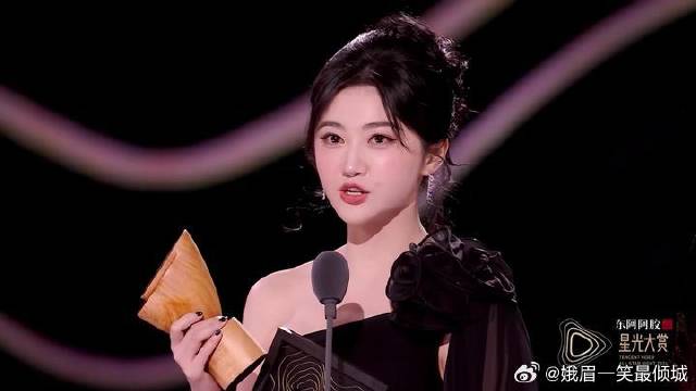 谁敢相信景甜36岁！白皙天鹅颈嘟嘟脸，越看越像大学生丨星光大赏