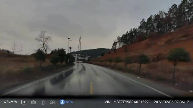 问界车撞击后车主无大碍，救援迅速响应