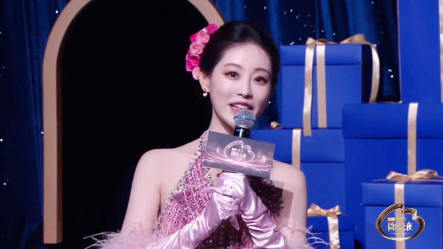 祝绪丹微博之夜红毯亮相，与李一桐交换礼物