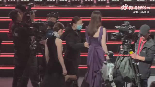 佘诗曼微博之夜登台前摔倒