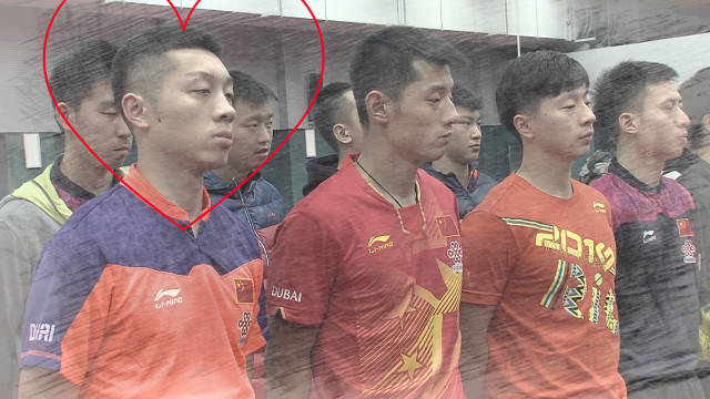 二十郎当岁的昕哥看上去颇有点桀骜不驯的样子，很有个性