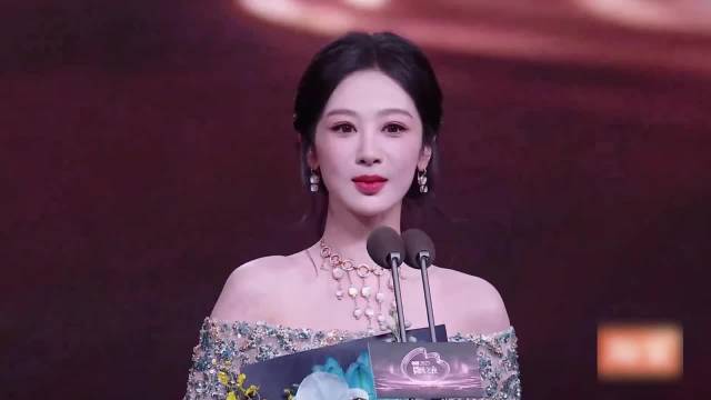 杨紫微博之夜获奖，与谢娜拥抱教杨幂比猫耳