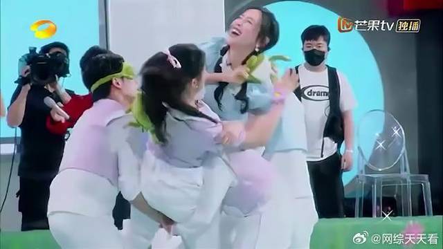 杨超越玩游戏大爆发，手撕于文文现场超激烈，太厉害了！