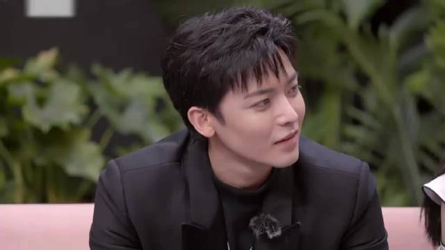 侯明昊被李一桐问送命题，秦岚秒用姐姐的身份帮他解围，好暖！