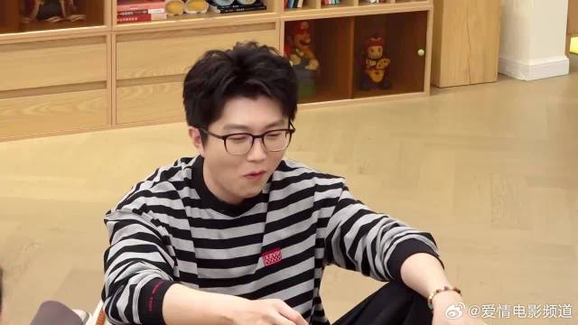 董璇爆料张维伊戴耳机原因，听完背后故事，李雪琴都羡慕