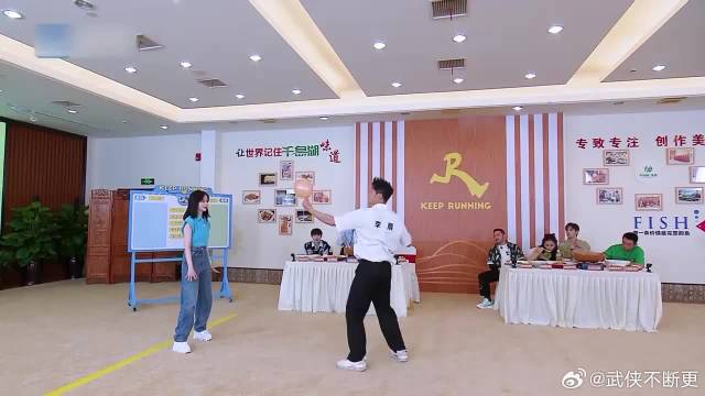 白鹿成功抓到气球，周深吐槽：但你中途好丑，这嘴是真损！