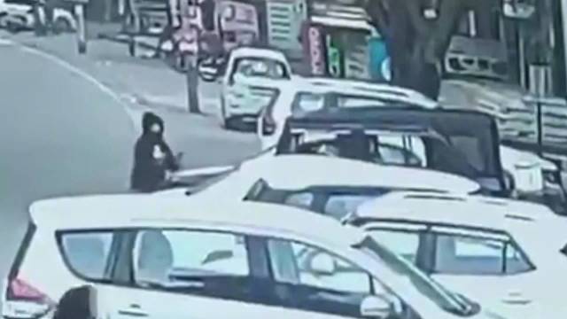 印度一政党地方领袖当街遭枪杀：黑衣男子至少开8枪 与同伙骑车逃离