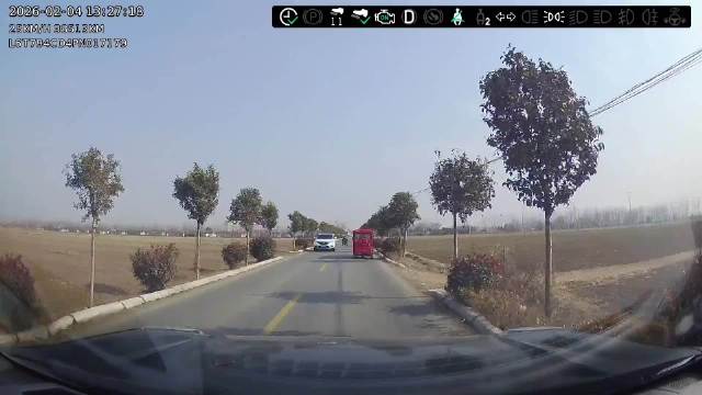 轮椅老人马路逆行引视频车紧急避让