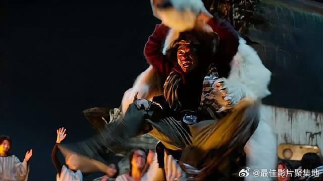 黄渤和宝强舞狮，怎料宝强放了个屁，黄渤立马绷不住了