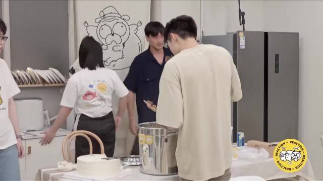 王传君追星现场！毛不易专为其签名，下秒的举动太暖心