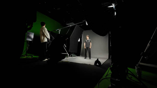 凯迪拉克F1车队发布宣传照花絮，周冠宇收礼与队友互动