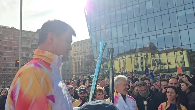 姚明米兰冬奥会压轴传递火炬