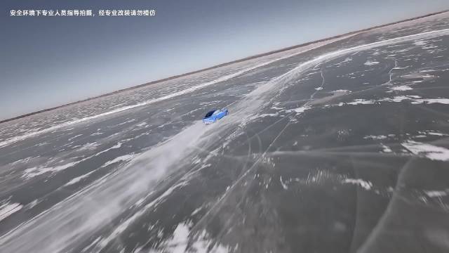 小米SU7崇礼雪地漂移视频曝光，卡布里蓝车身雪雾飞扬