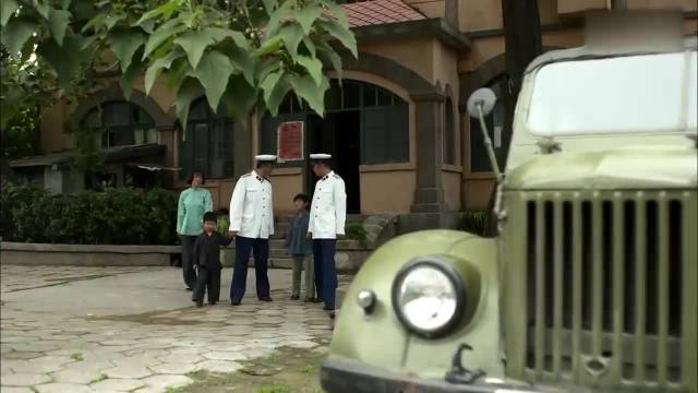 父母爱情：团长离家去海岛，媳妇赌气不愿送行，在家哭得泣不成声！