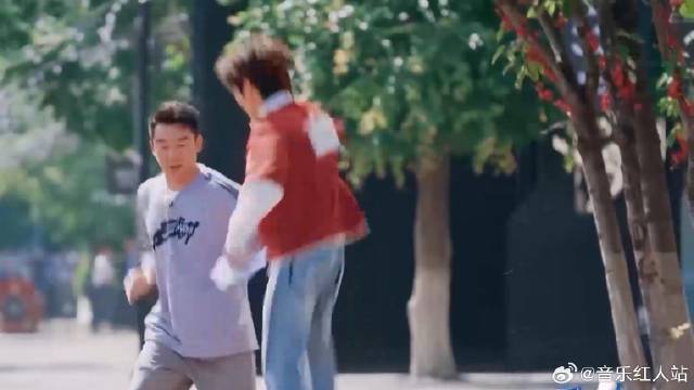 撕名牌太激烈，张真源撕完沙溢就跳撕郑恺，场面太混乱！