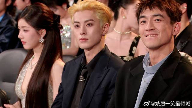 难怪赵露思把头发批胸前，镜头拉近我懂了，穿着太性感丨星光大赏