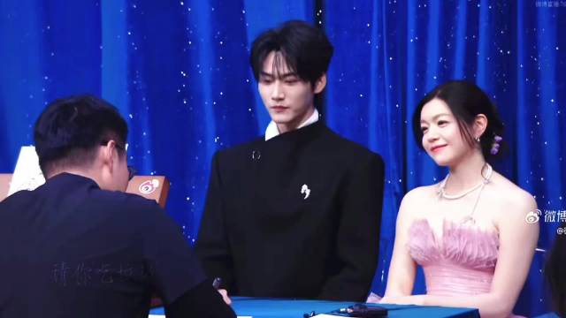 周柯宇和陈妍希就这么萌萌的讨论我们狙击蝴蝶结婚照归属