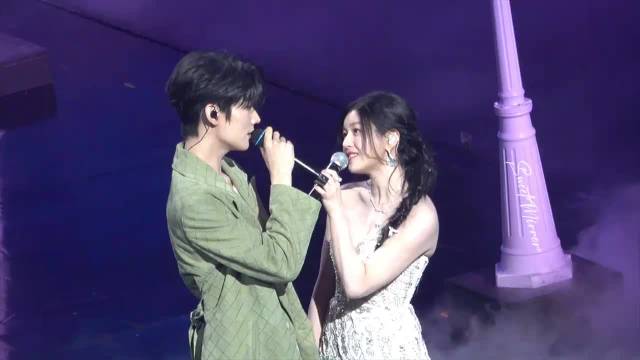 陈妍希周柯宇晒昨日互拍照片