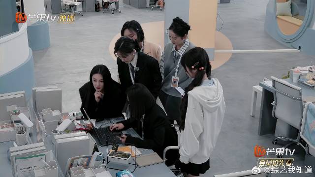 李雪琴田曦薇趴在段梓王门口但他就是不出来！