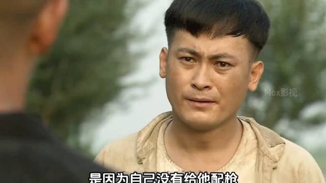 所有人训练都带着枪，而他却偏偏捧着一个茶壶