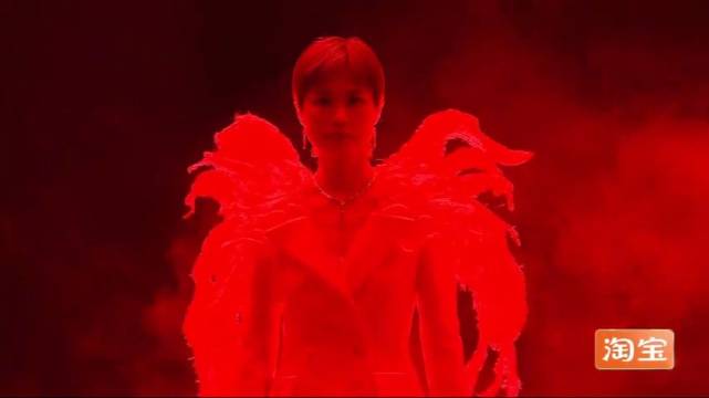 李宇春冬泳舞台直击人心，唱尽倔强孤勇