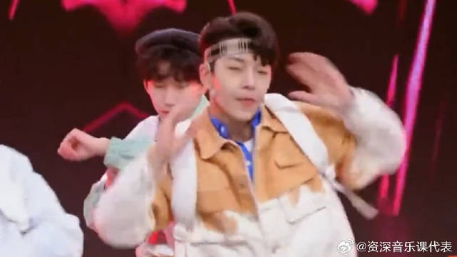 帅气小哥哥唱跳王嘉尔《太忙》，舞姿帅气魅力十足，性张力直接拉满！