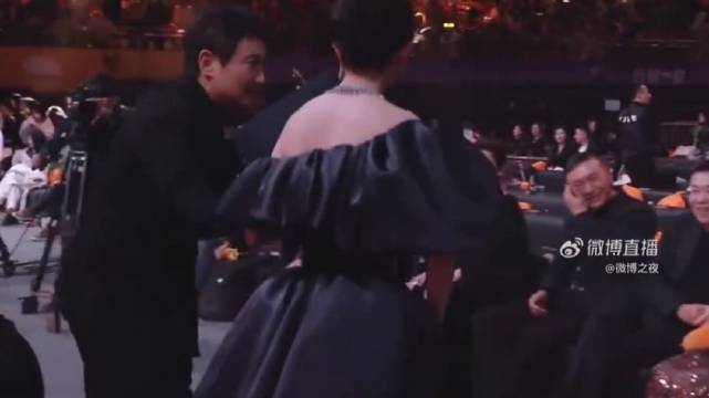 嘎嘎嘎沈腾听完杨幂获奖感言之后一个箭步就冲上去扶杨幂下哈哈哈哈