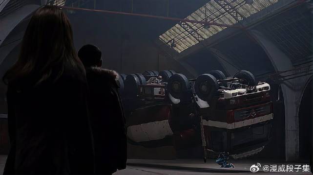 众人来到神秘工厂 孩子一只手能举起一辆车，众人都看懵了