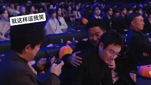 黄渤自拍视频引热议，翻盖手机成亮点