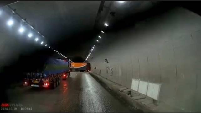 大雪隧道遇事故，视频车急避险撤离