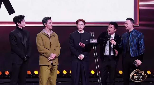 王嘉尔演唱《镖人》主题歌 太惊喜了！