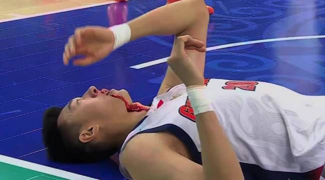 上海男篮三杀广东，王哲林误伤王少杰致鼻血横流