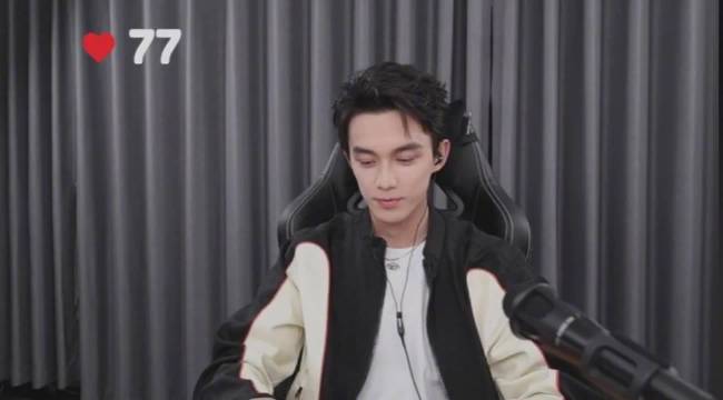 注意看，有一个无死角帅哥正在直播