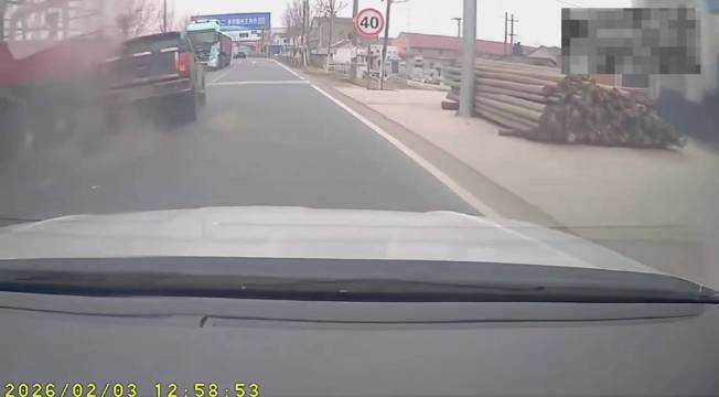 前面是打瞌睡了吗？直接撞上对向大货车了，快过年了要小心啊