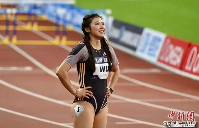 如何看待外界对吴艳妮带妆参赛、有纹身等个性行为的争议？